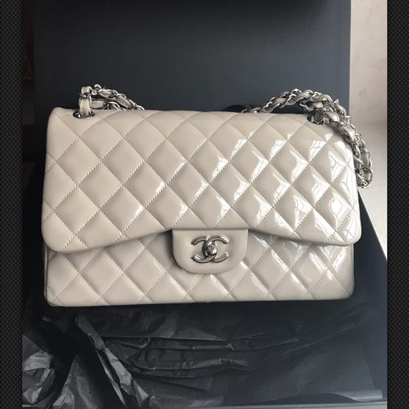 CHANEL Handbags - Chanel Classic bag